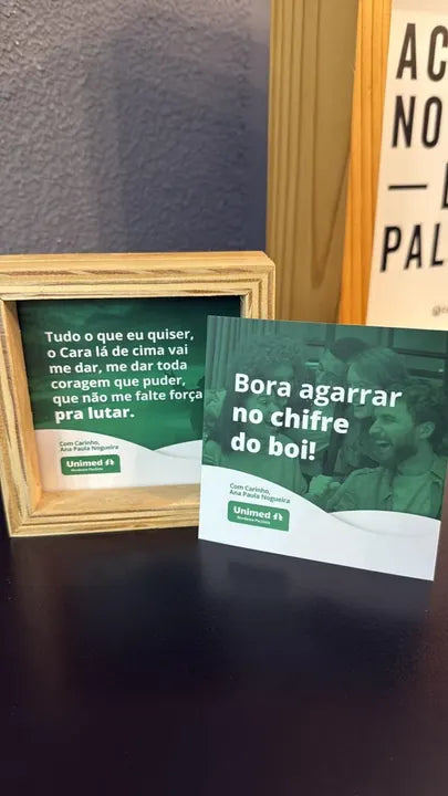 Quadro aberto com dois cards apoiados ao lado