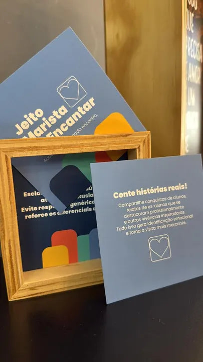 Quadro e cards de uma campanha, com a bag ao fundo