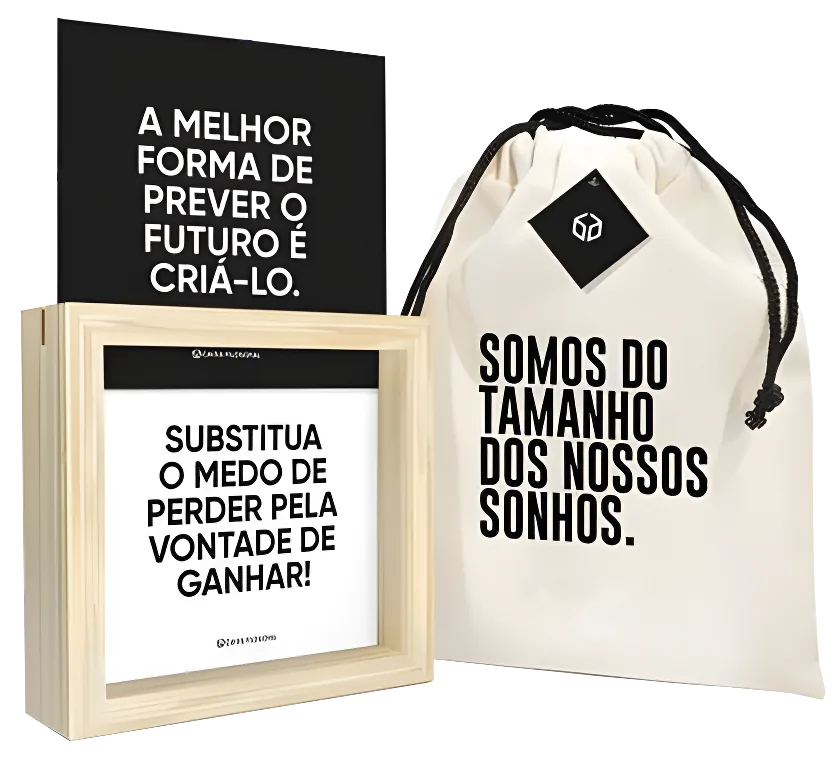 Quadro Caixa Filosofal com card de frase, ao lado da bag de algodão personalizada.