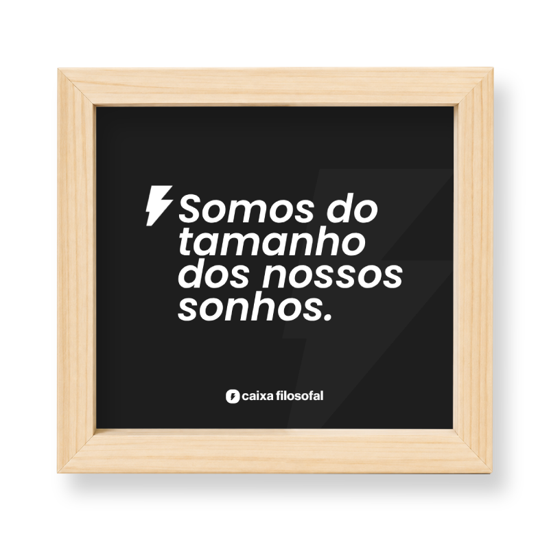 Quadro Caixa Filosofal visto de frente: card preto com frase em branco dentro da moldura de pinus.