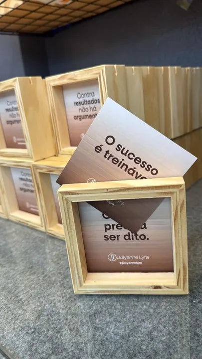 Pilha de quadros de pinus com os cards à mostra