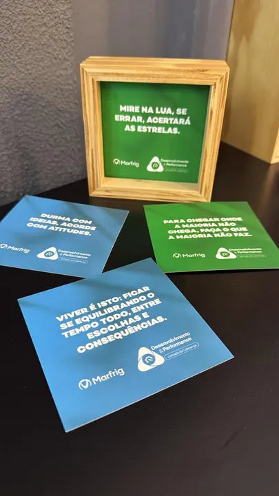 Quadro com quatro cards coloridos de uma campanha interna