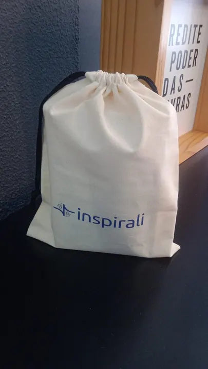 Bag de algodão personalizada ao lado do quadro